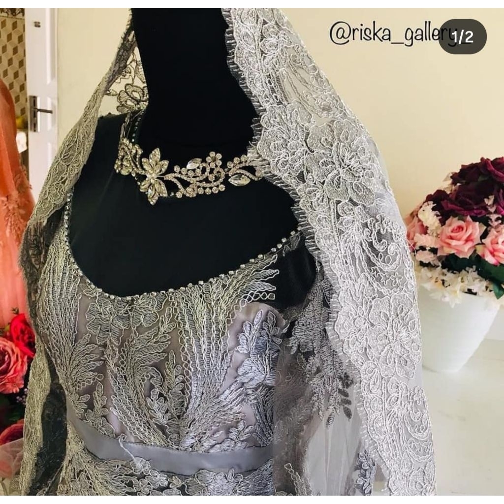 gaun pesta warna silver