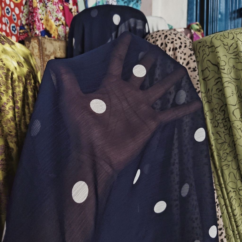 KAIN SIFON KRINGKEL PREMIUM MOTIF POLKADOT PUTIH DASAR NAVY - KAIN SIFON YORYU MOTIF DOT HARGA/0,5M