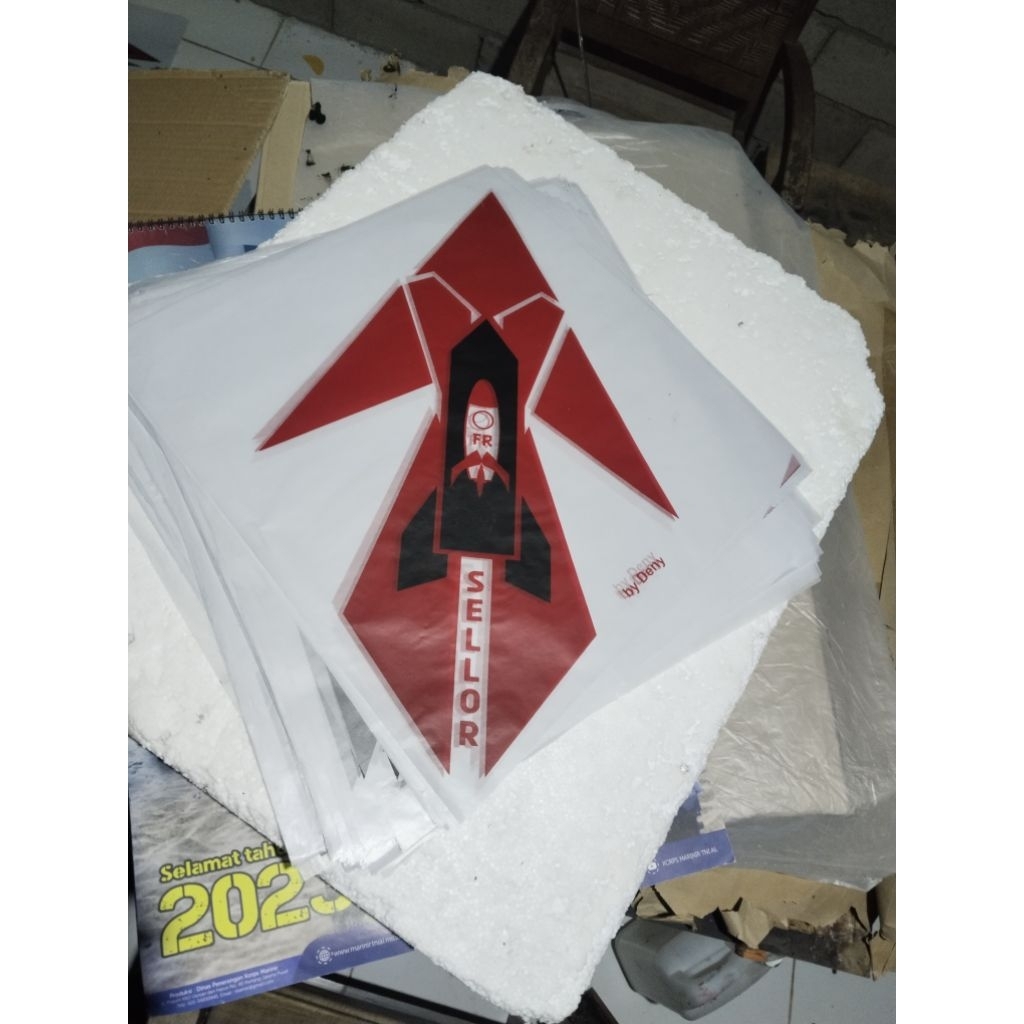 kertas layangan 2 warna