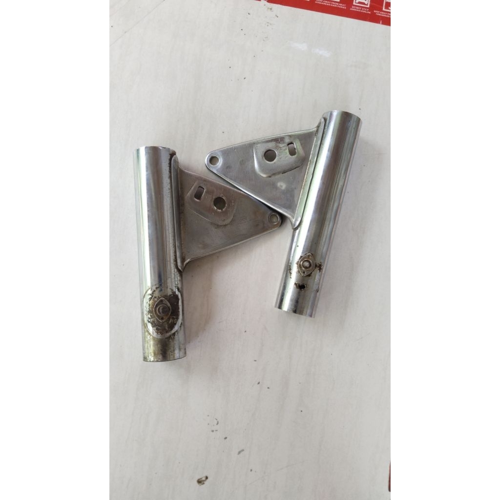 kupingan/pangkon lampu depan Gl 100 original