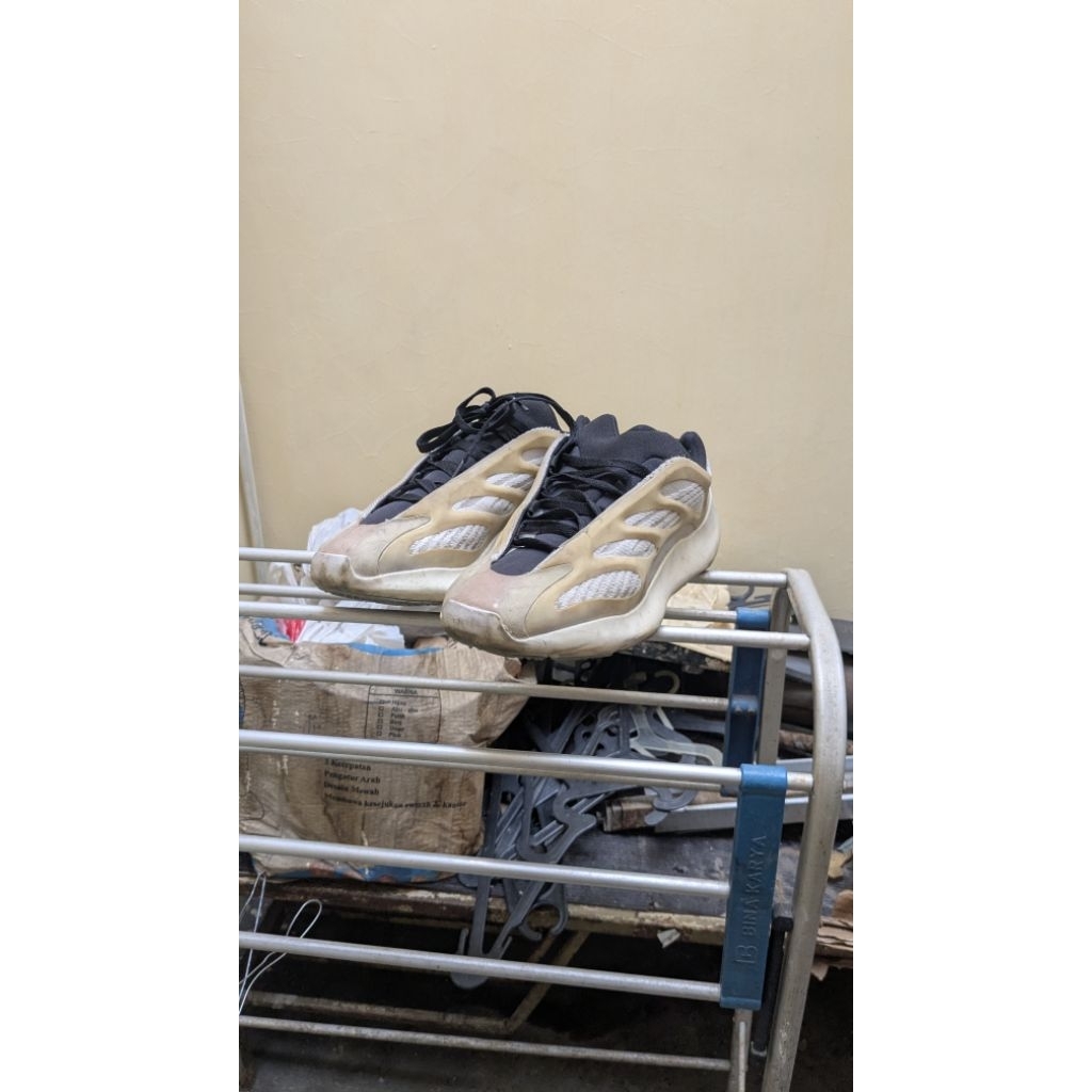 Sepatu Sneakers Adidas Yeezy 700 V3 Azael