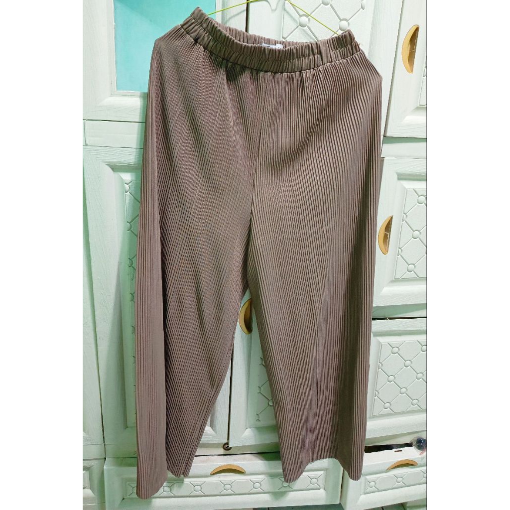 Preloved pants pleats by Raia.id