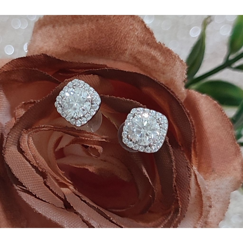 Anting moissanite