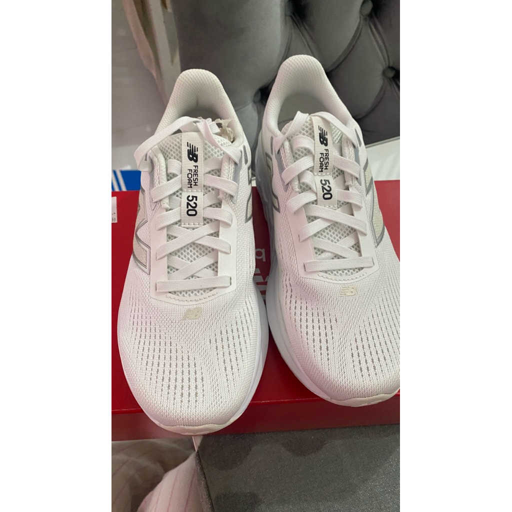 NB 520 Running Women