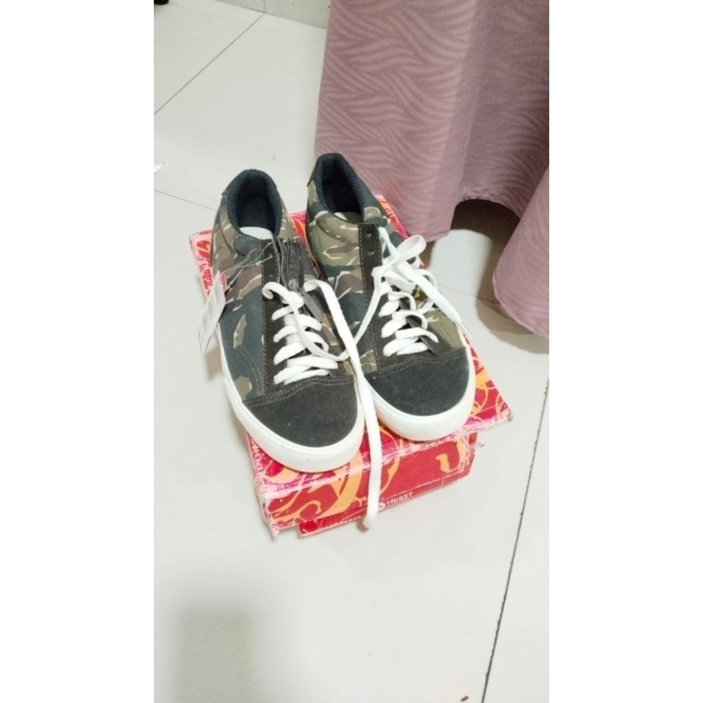 sepatu triset tali 37