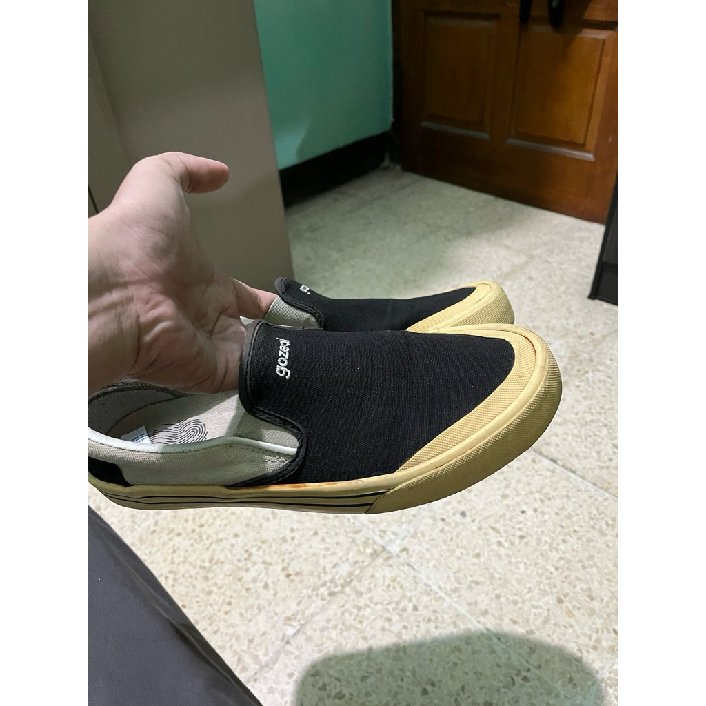sepatu gozeal slip on
