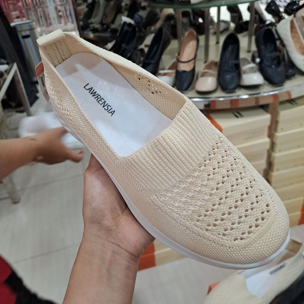sepatu sneakers wanita slip-in lawrensia