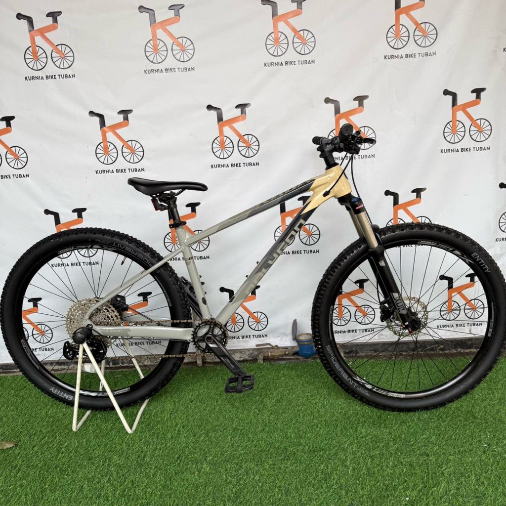 SECOND Sepeda MTB POLYGON XTRADA 6 Sepeda Gunung Bekas