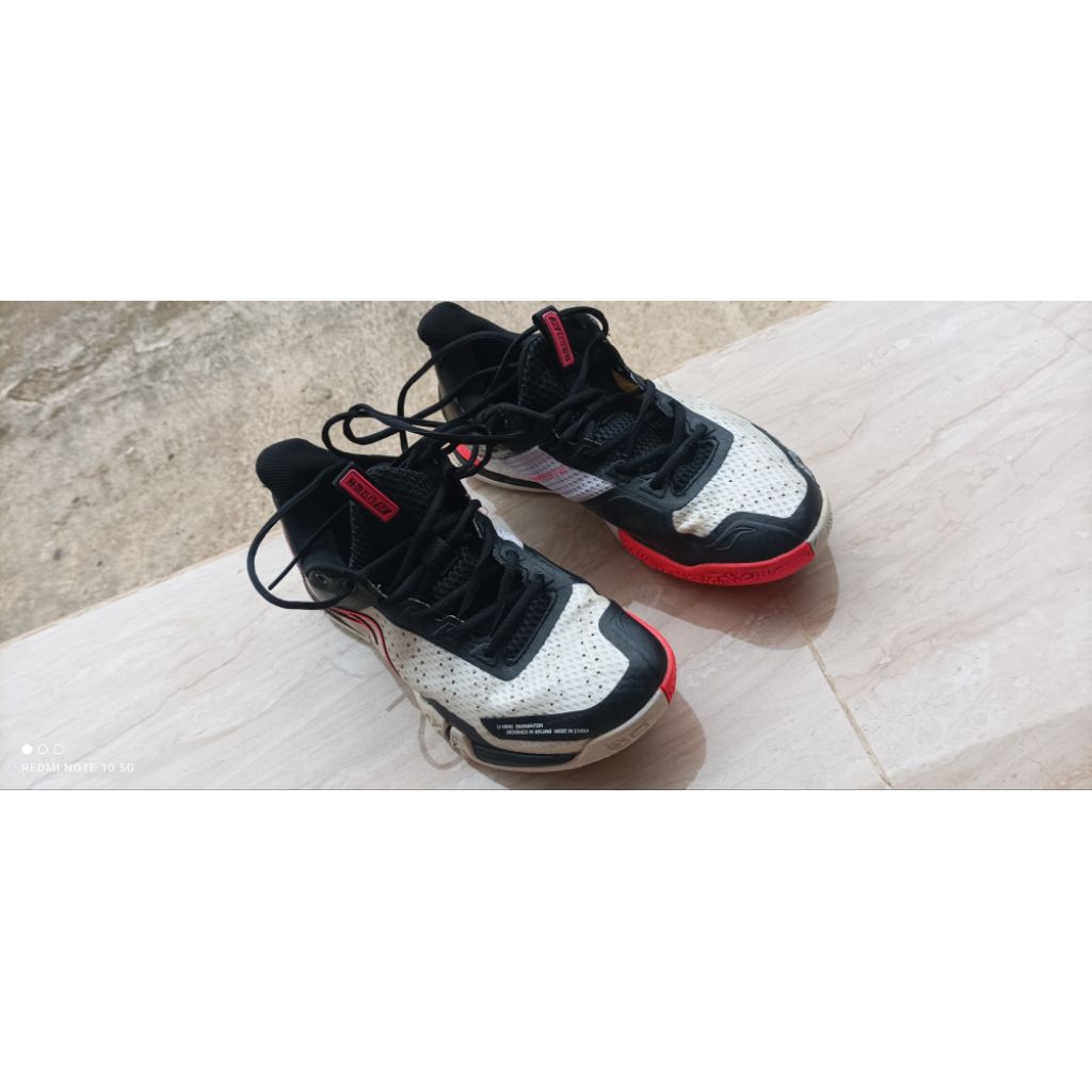 sepatu badminton lining saga se