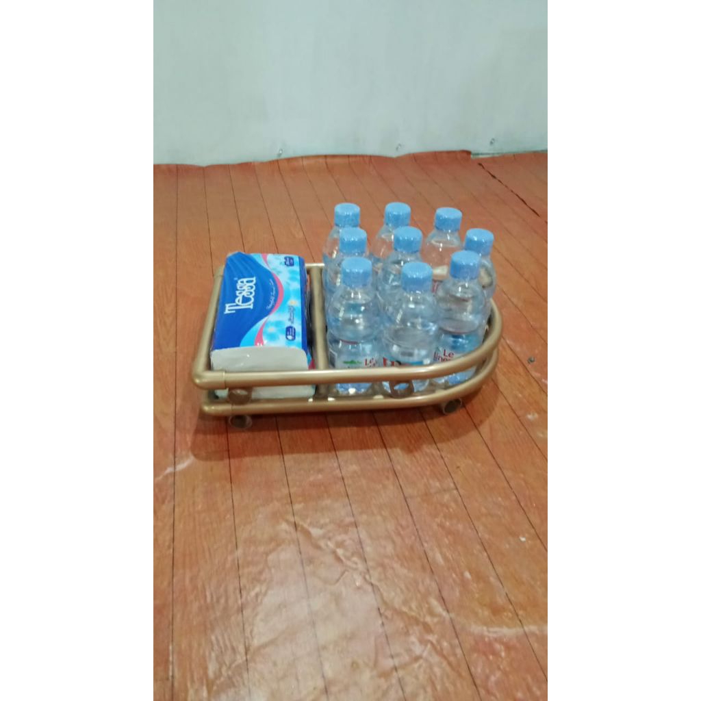 tempat aqua gelas dan tisu.