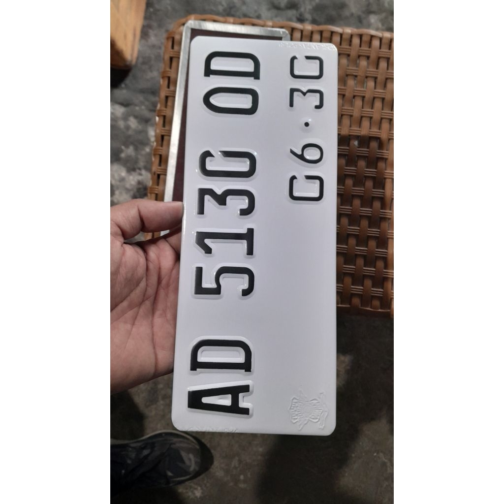 Plat nomor motor baut tanam LOGO timbul, metode press, angka huruf stiker rapi