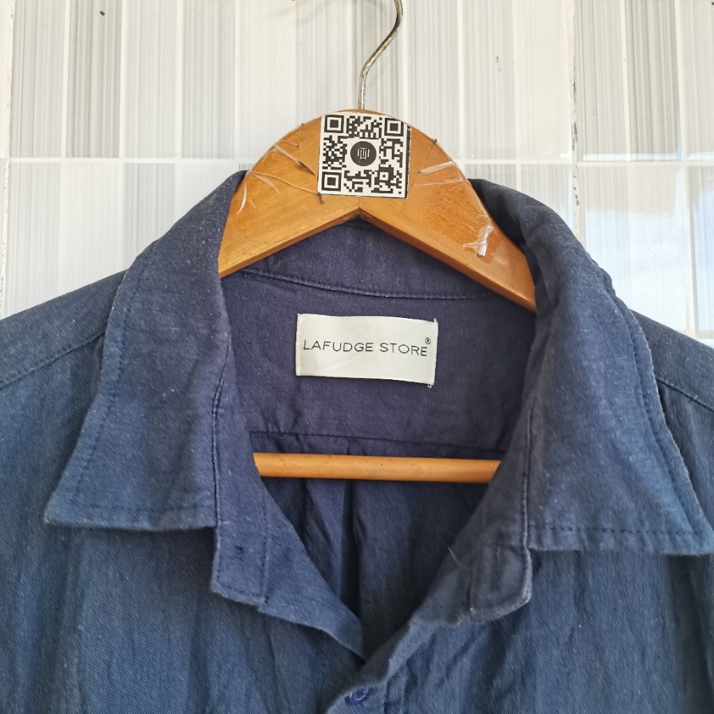 1023. KEMEJA LENGAN PENDEK LAFUDGE STORE WARNA NAVY SIZE XL  PRELOVED