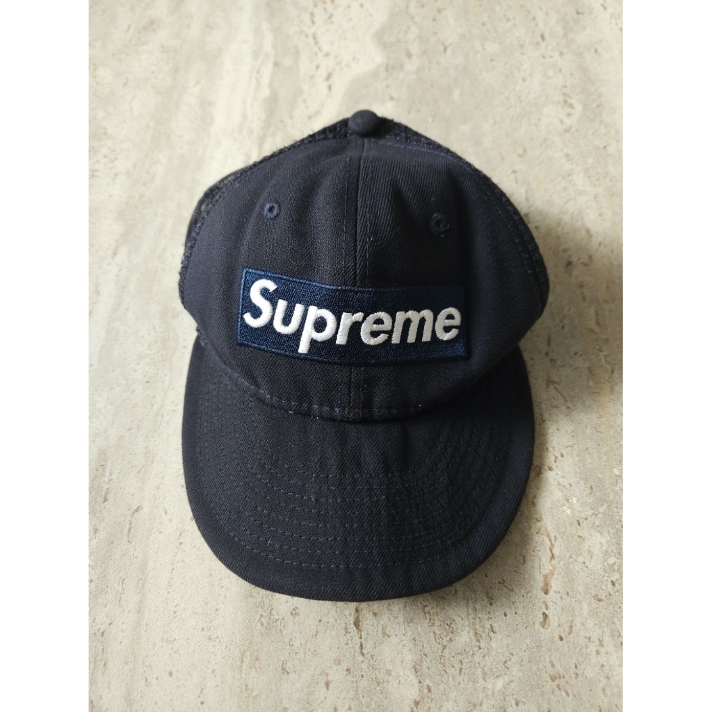 Topi Supreme × New Era