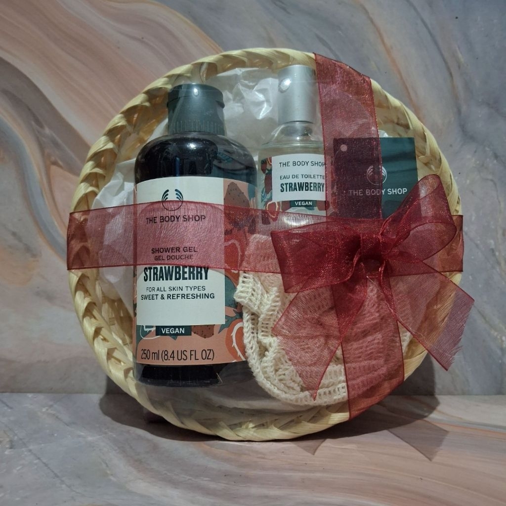 the body shop strawberry gift set paket seserahan kado