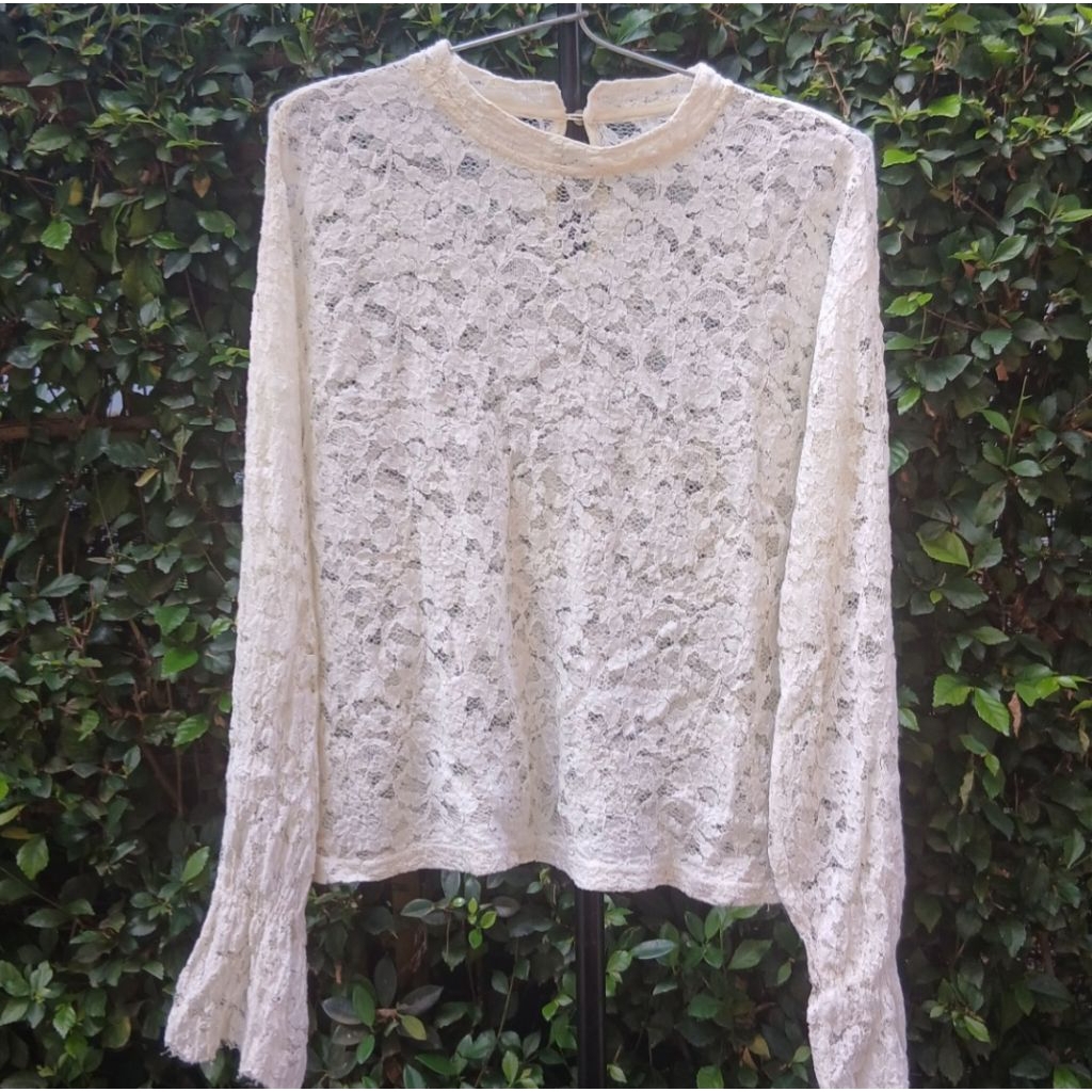 PRELOVED BLOUSE BRUKAT MOTIF BUNGA