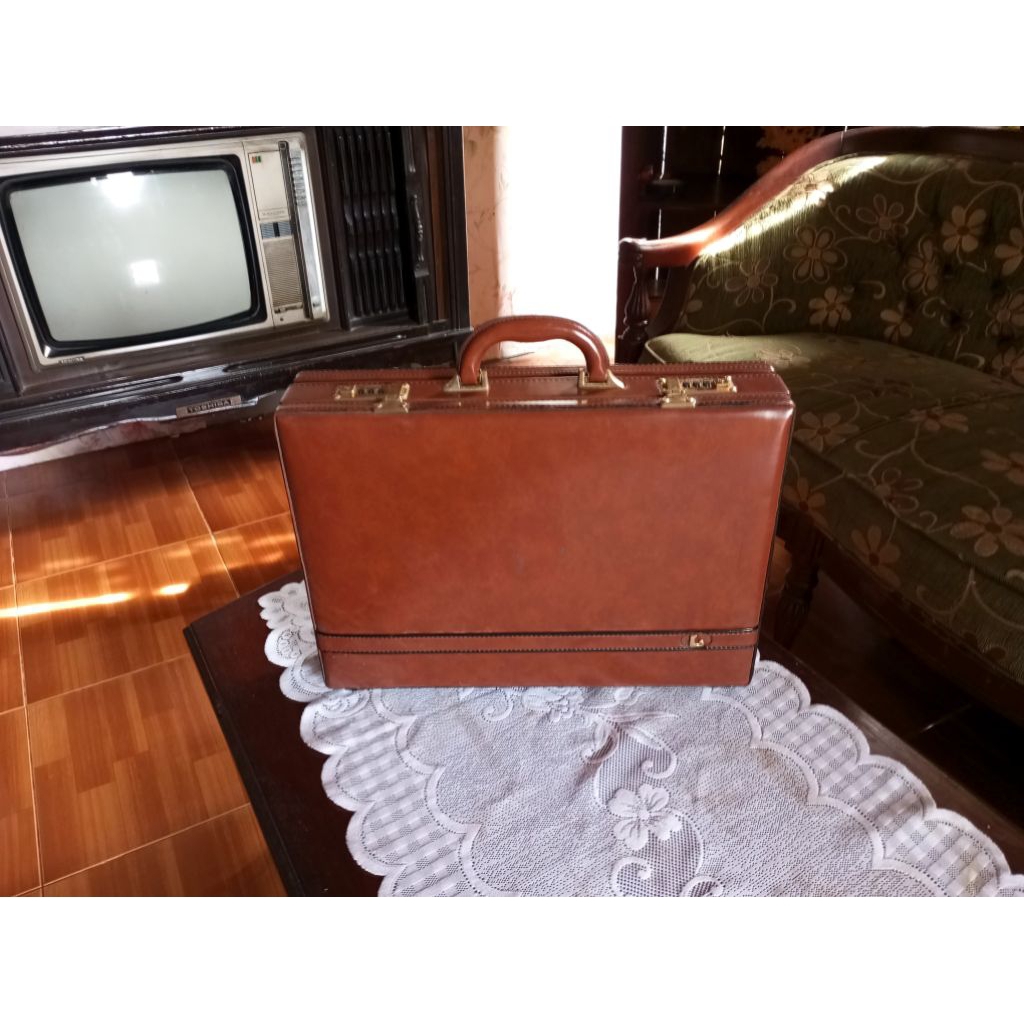 Koper  Kulit Jadul Antik Vintage Merk LIBERTY lawas Dekorasi Tua Kuno Kondisi Mulus Retro