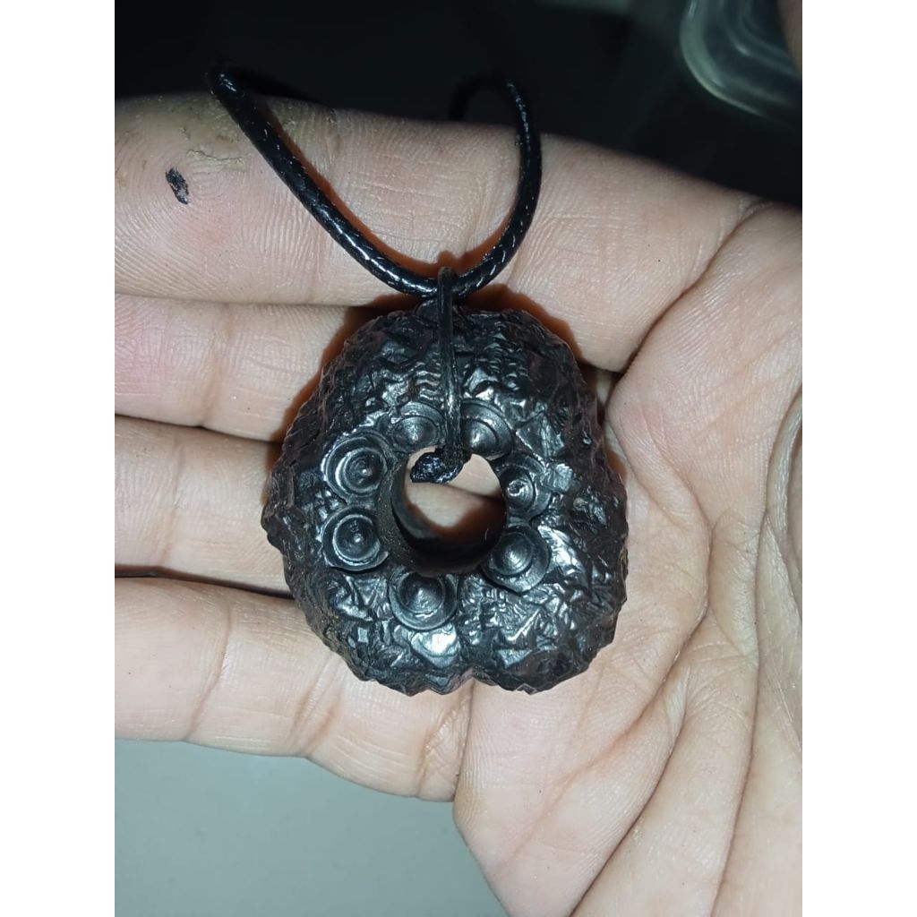 liontin batu combong mirip rb