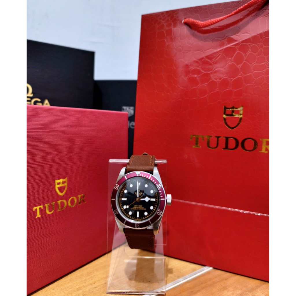 Tudor blackbay burgundy