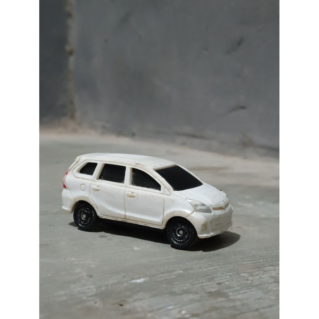 Diecast Tomica Toyota Avanza Veloz White (Loose)