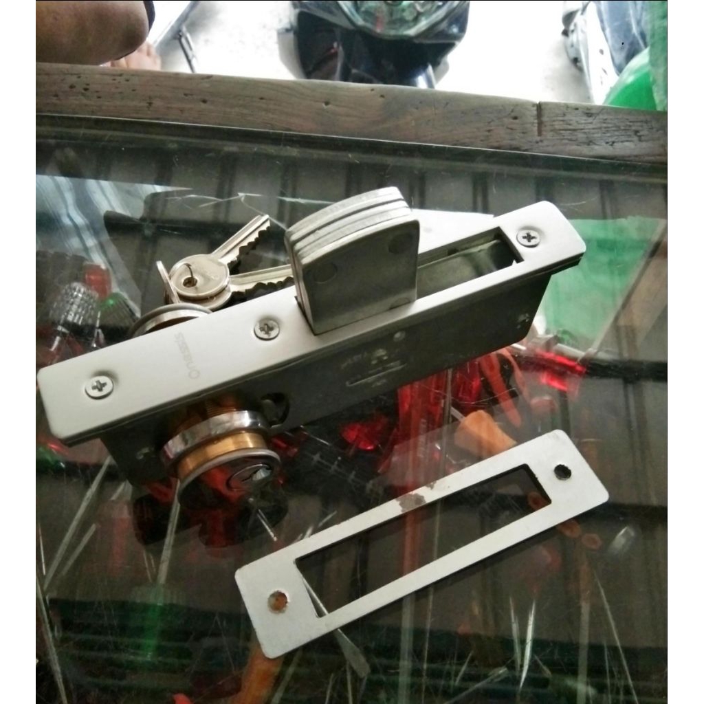 Kunci pintu set perlengkapan tukang