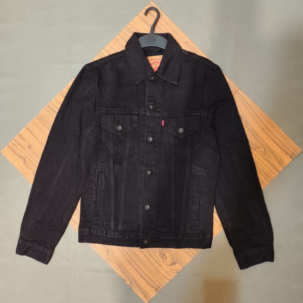 jacket jeans levi's cowok hitam