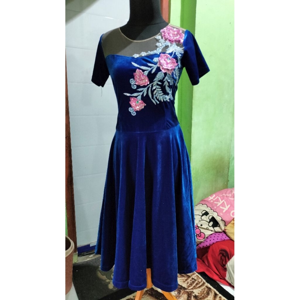 dress bludru pendek size M