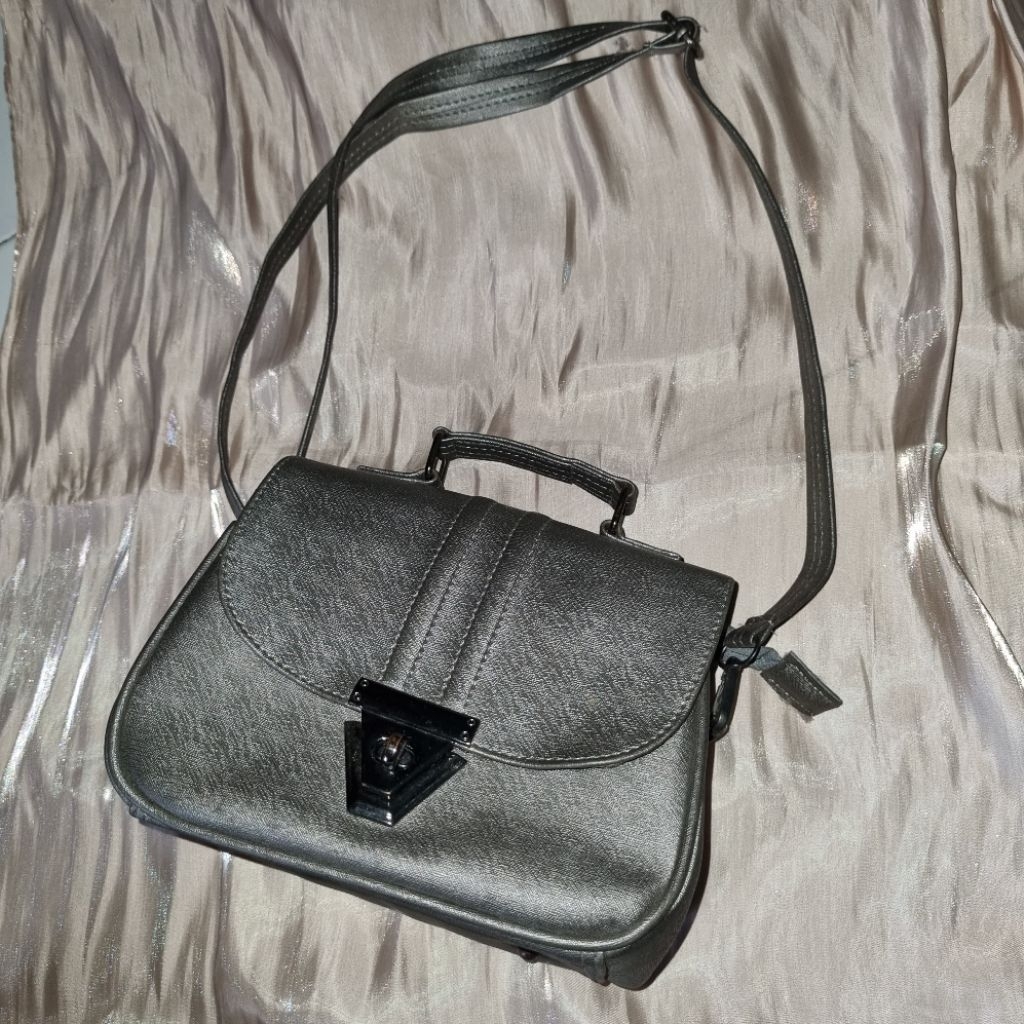 [PRELOVED] SLING BAG / TAS WANITA SILVER