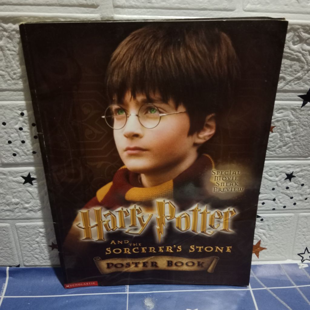 HARRY POTTER AND THE SORCERER'S STONE - POSTER BOOK