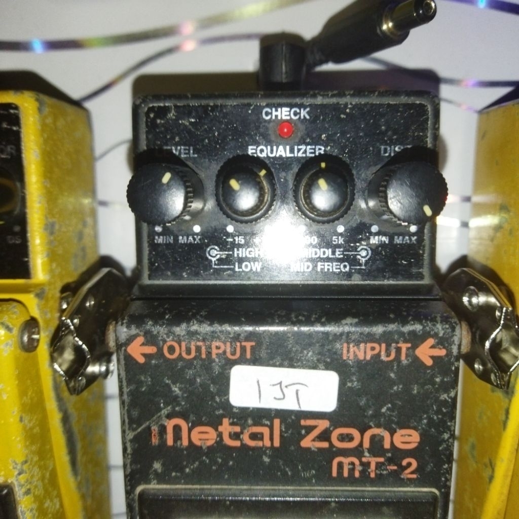 efek gitar merk boss mt2 metal zone distorsi metal pedal analog stompbox digital