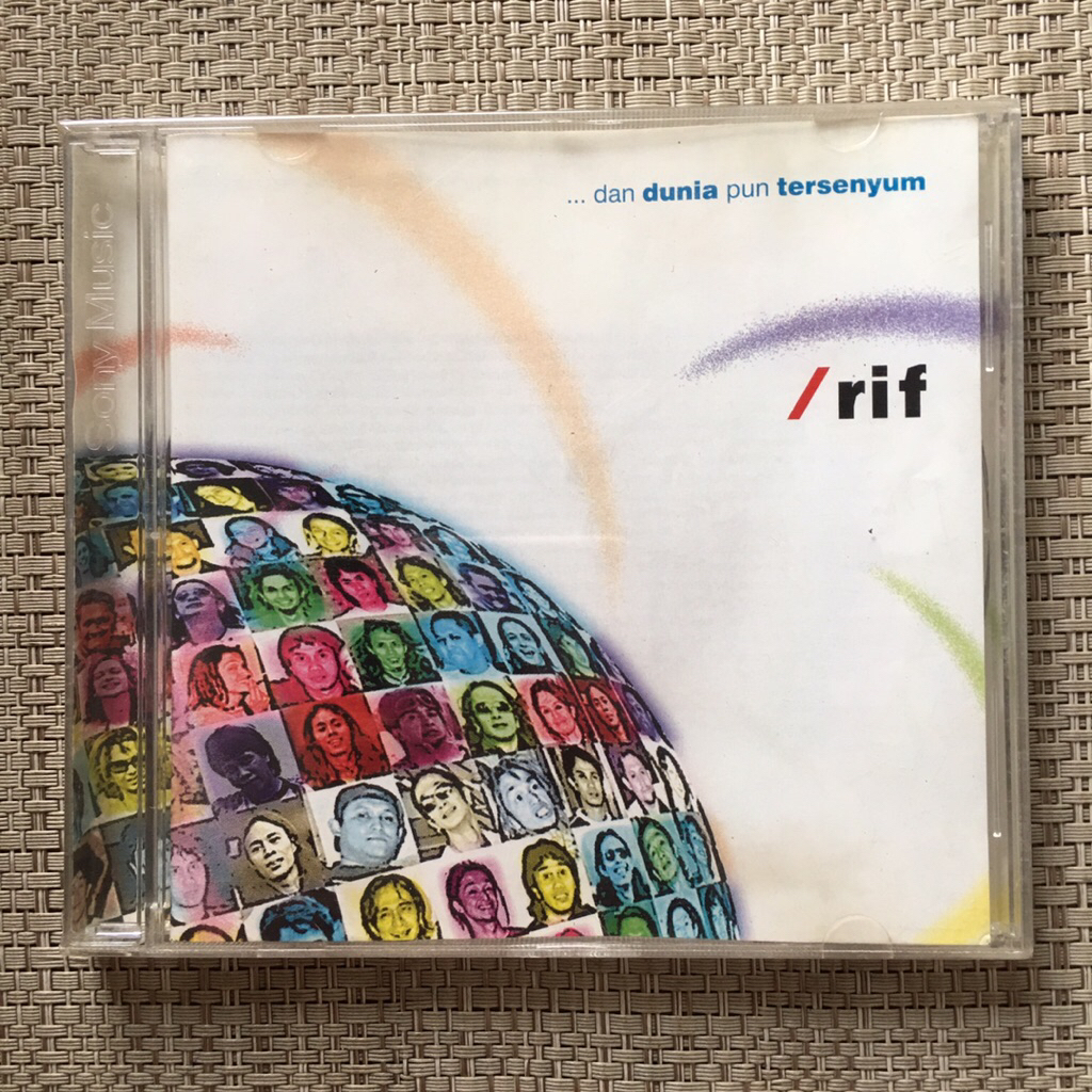 CD Rif - Dan Dunia Pun Tersenyum | Segel
