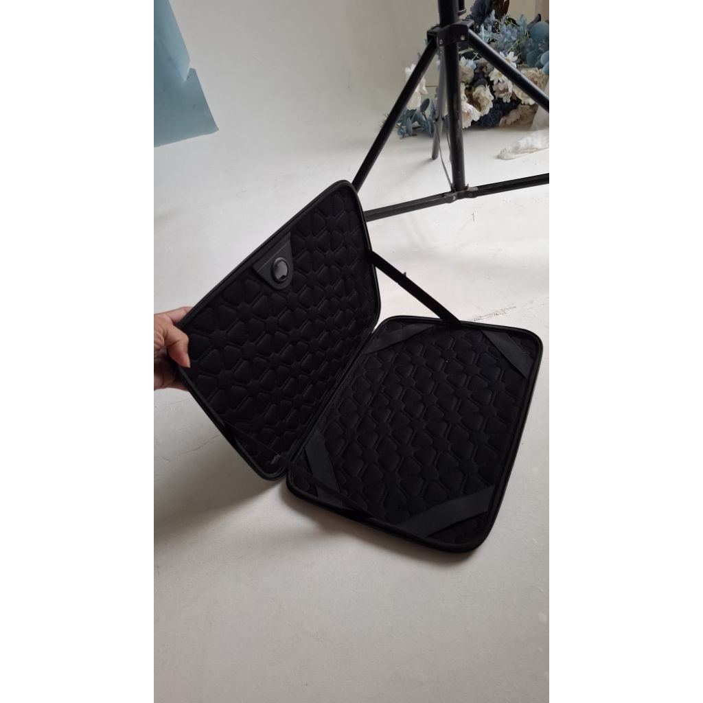 tas laptop spigen rugged armod pro slevee case