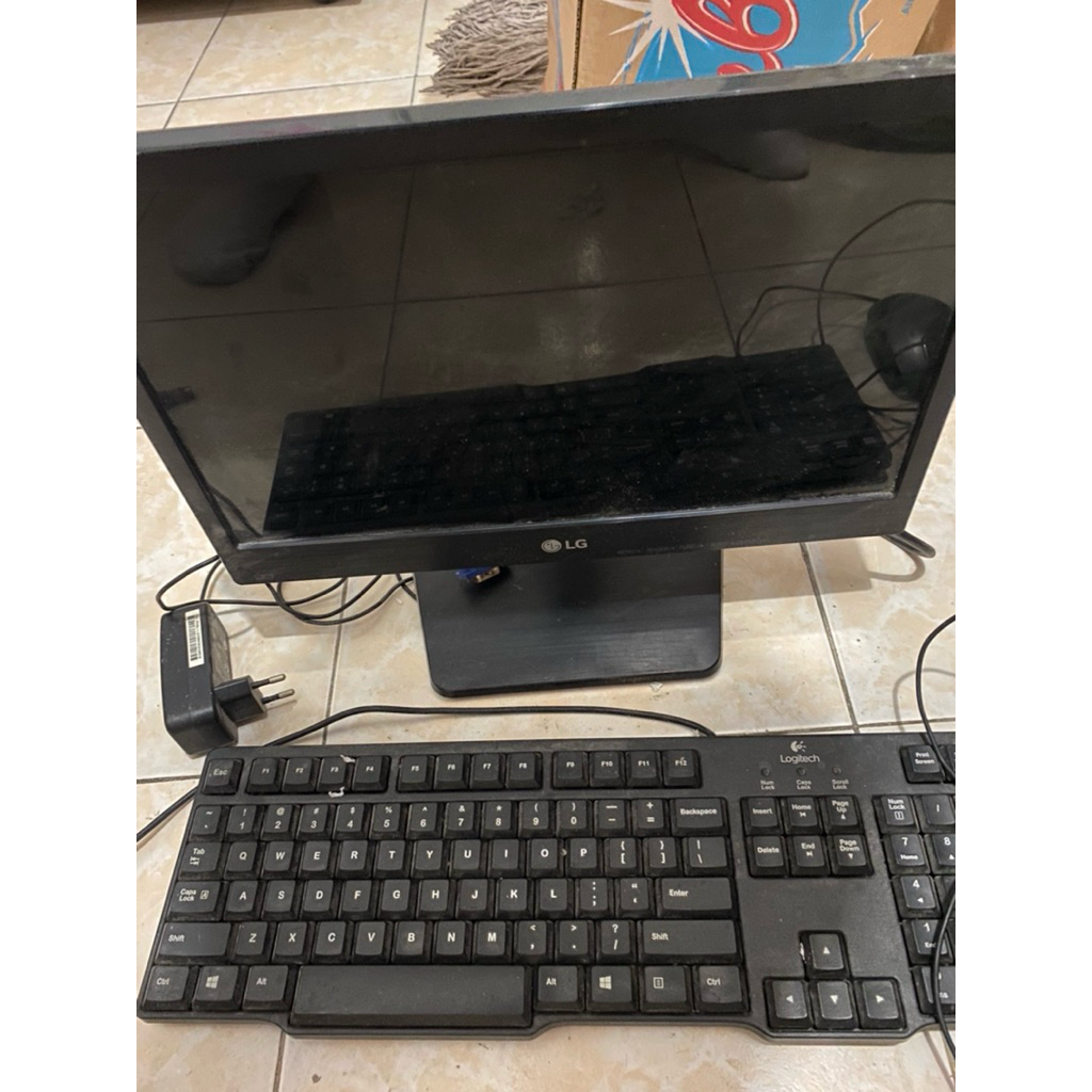 1 set perangkat komputer lengkap - Monitor LG , Keyboard logitech , Mouse  logitech B100 siap pakai
