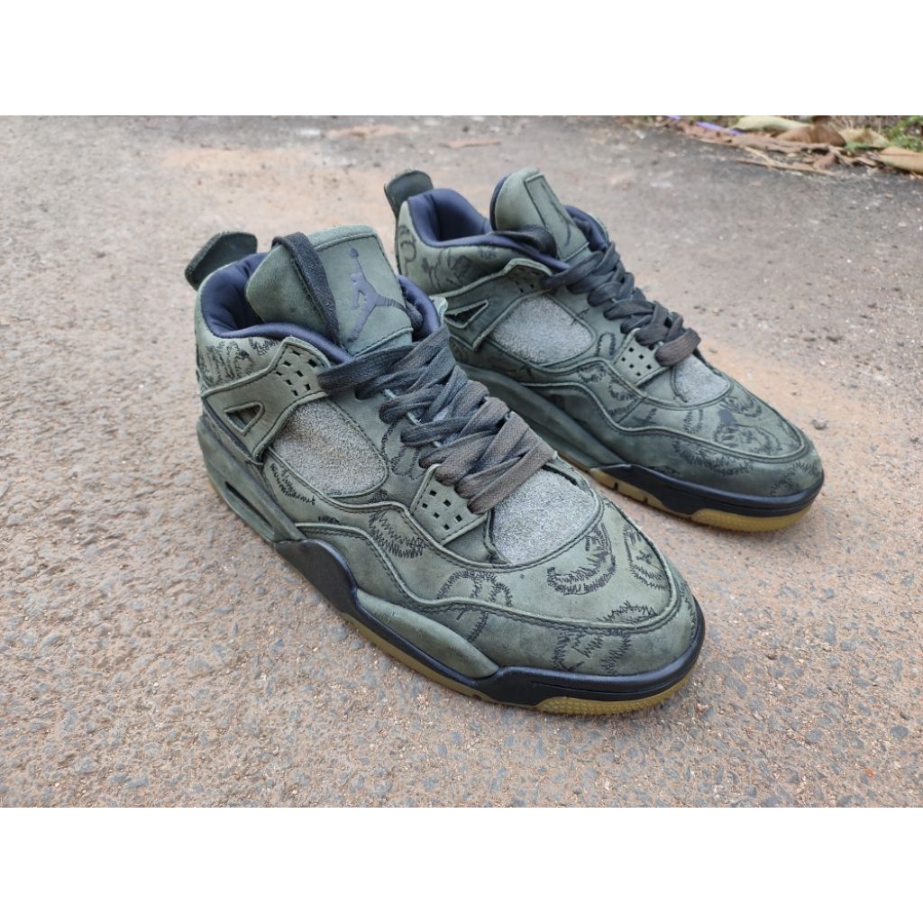 Sepatu Basket Glow In The Dark Outsole