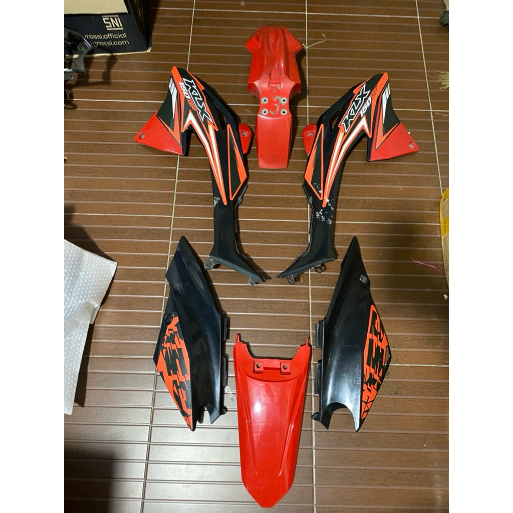 COVER BODY SET KLX 150 BF ORIGINAL COPOTAN TIDAK ECER JUAL SPERTI DI FOTO BARANG ORI TIDAK ADA YG PE