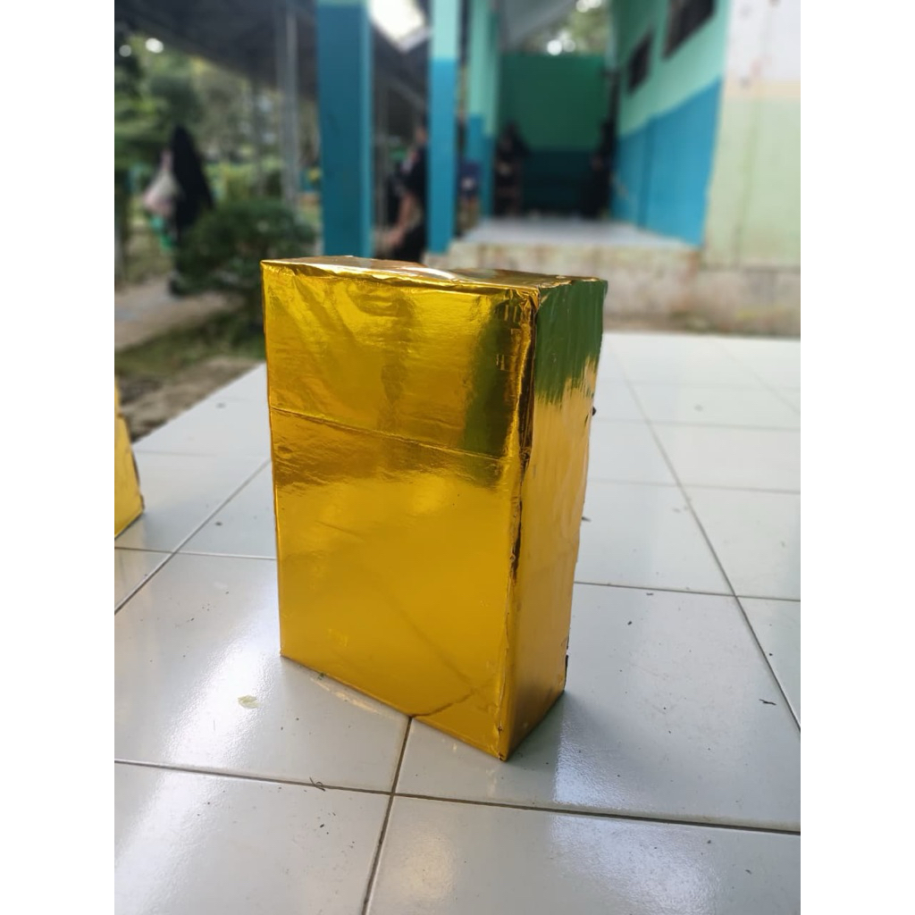 Lemari dari bahan bekas kerdus