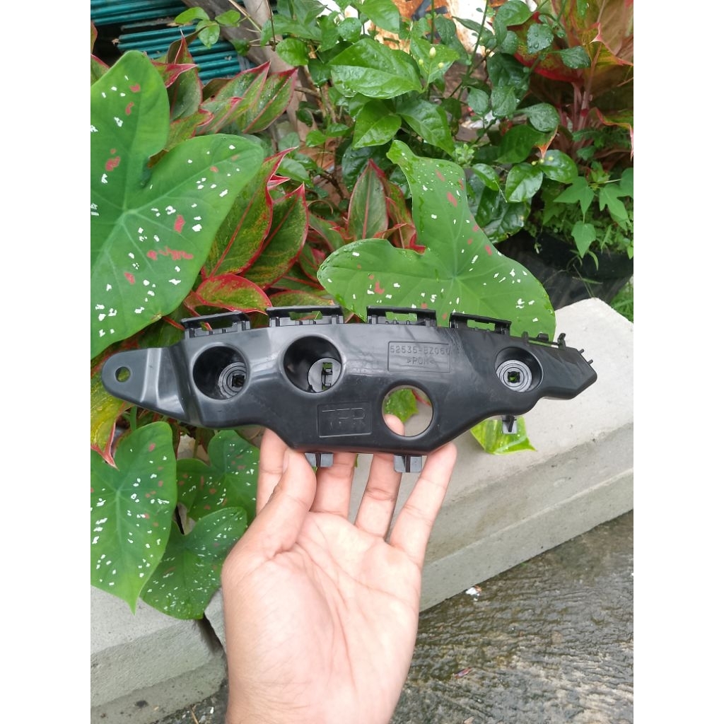 breket bemper depan Yaris cross 2023 2024 original
