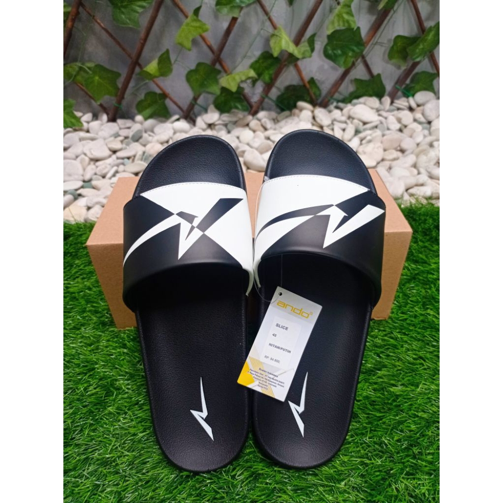 sandal Ando slip on slice pria -hitam/putih