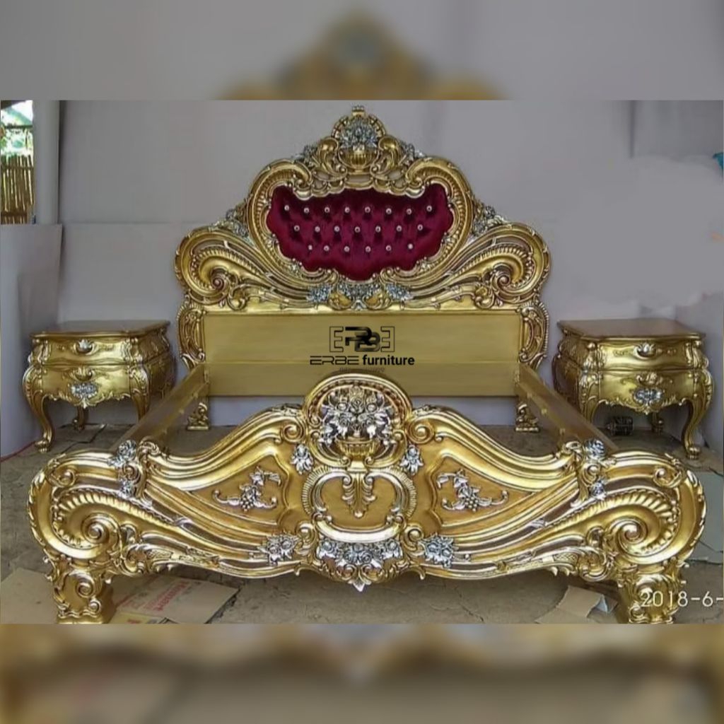 dipan tempat tidur klasik ukir Jepara mewah kayu jati perhutani finishing cat Duco emas ukuran 180x2