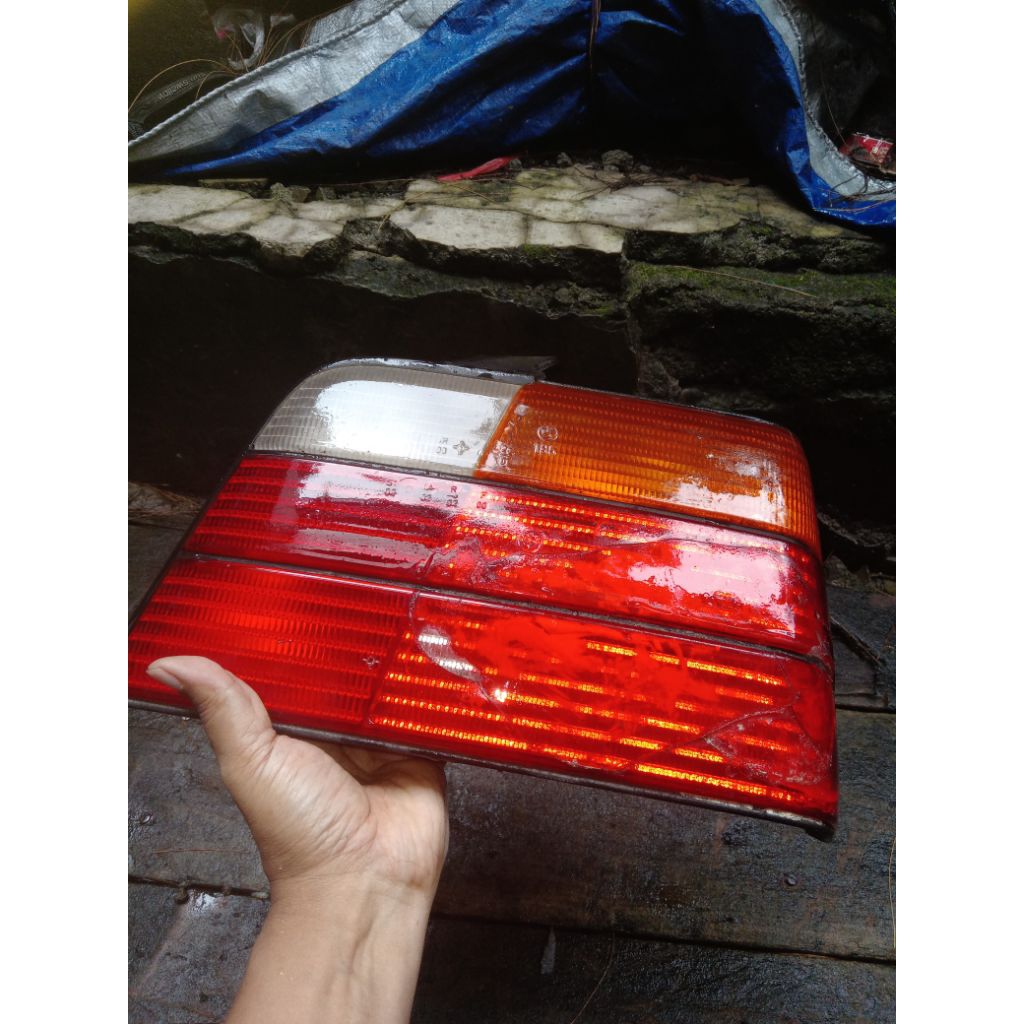 Lampu belakang StopLamp Kanan BMW E36 318 Original ada Minus