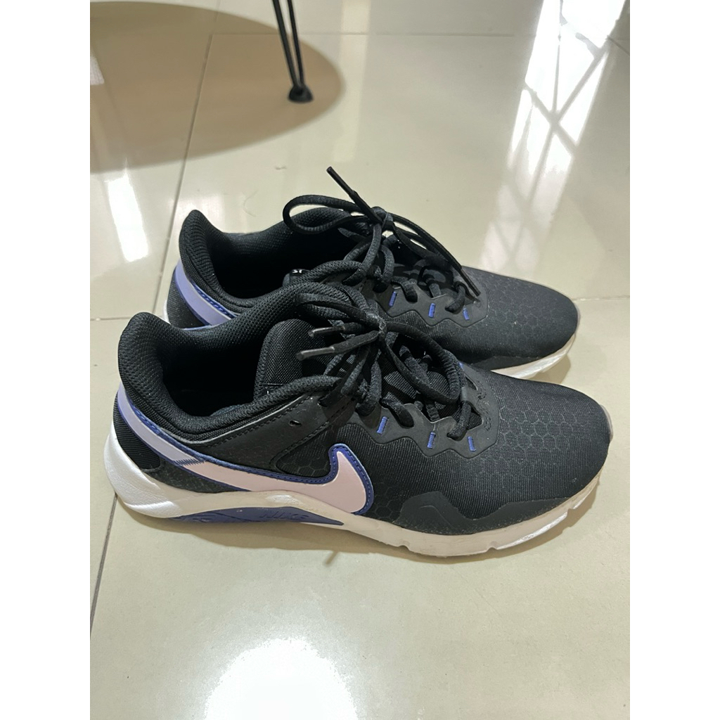 Nike Wmns Legend Essential 2