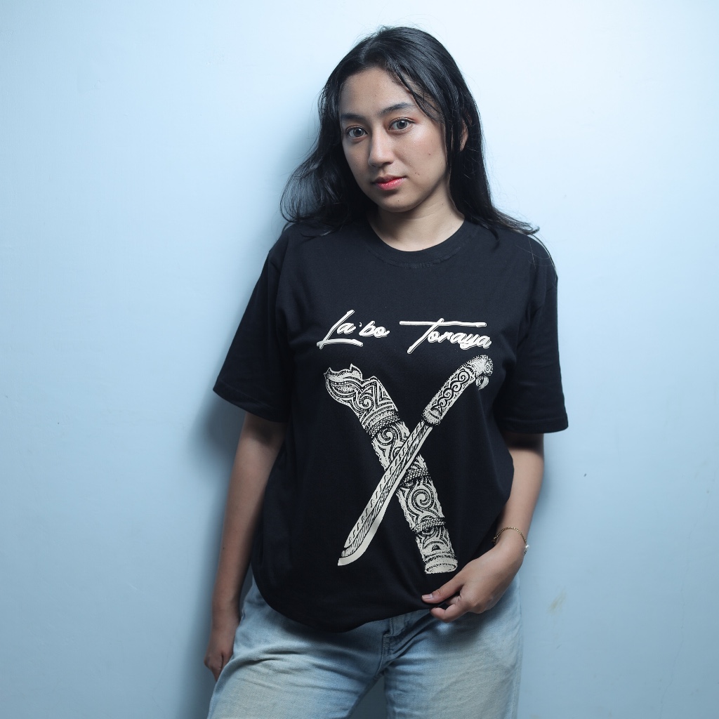 Kaos Distro Toraja Motif La'bo Toraja SLT 052 – Kaos Solata Pria Wanita | Combed 24s Premium Lembut 