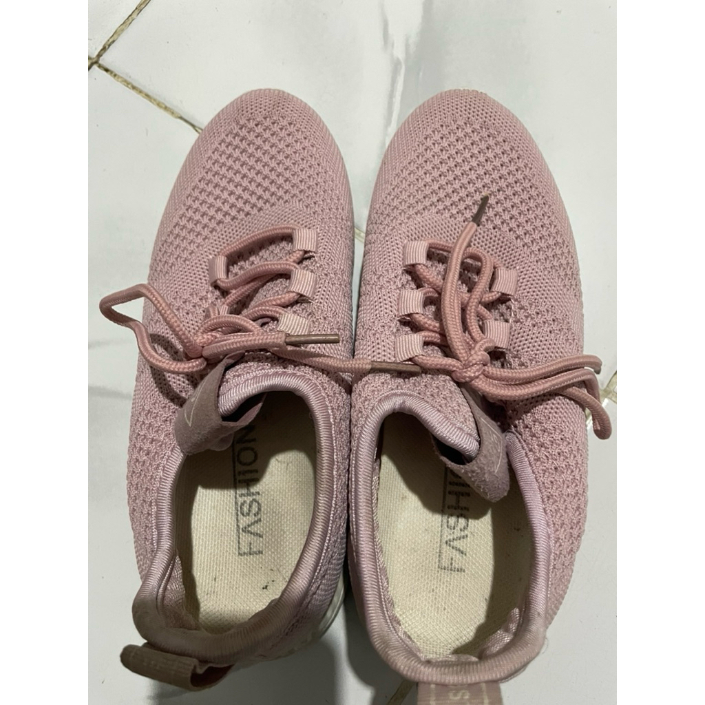 preloved sepatu olahraga