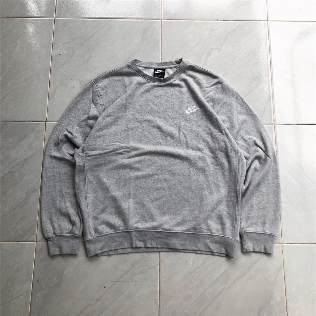 NIKE SWOOSH LOGO SMALL CREWNECK GREY
