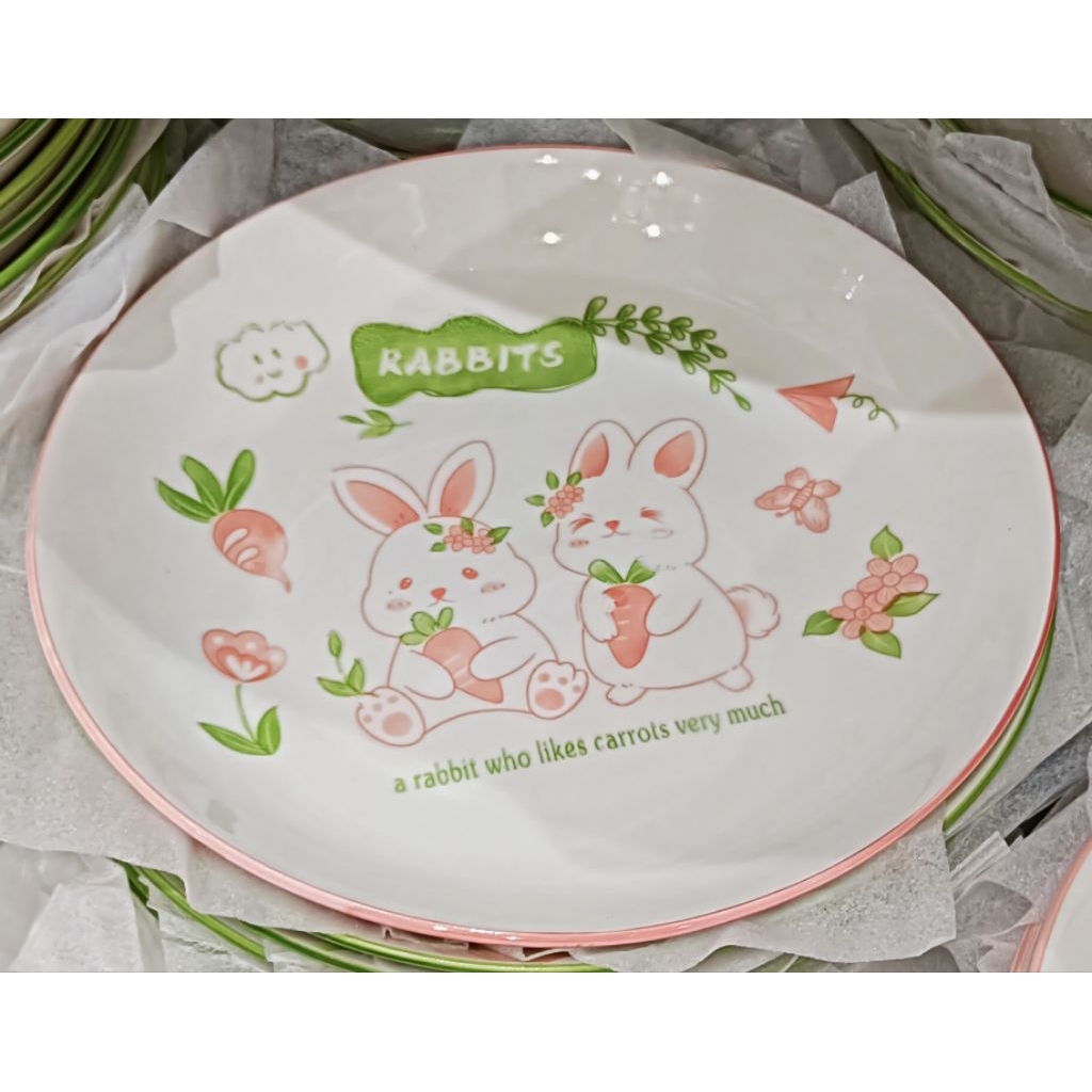 Piring Keramik Porselen Motif Kelinci Imut Warna Putih Kombinasi Pink & Hijau