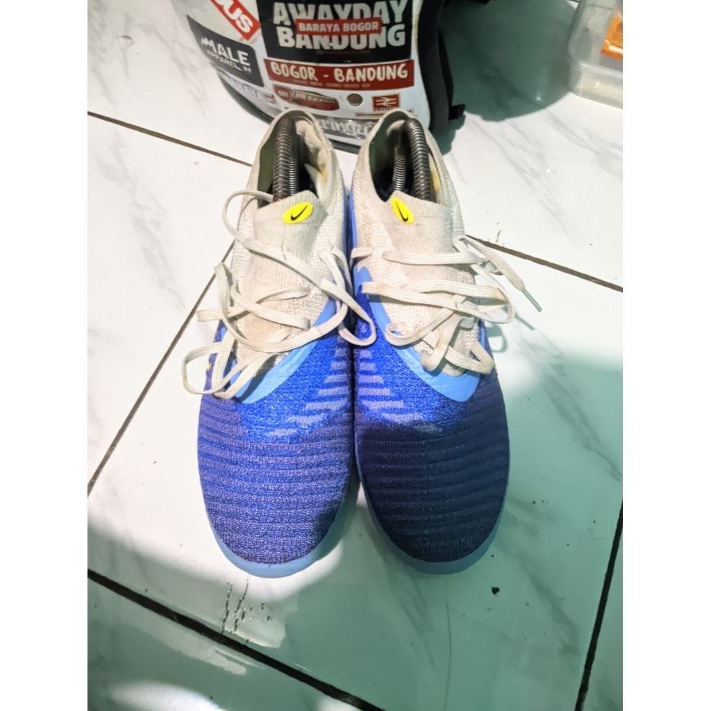 sepatu bola Nike phantom