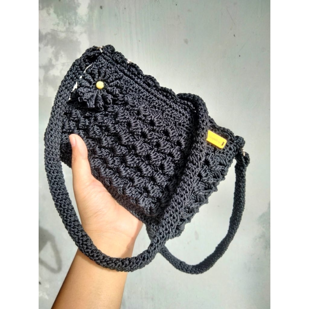 TAS RAJUT // SLINGBAG RAJUT MOTIF PRADA // TAS RAJUT PRADA HITAM // TAS HITAM // SLINGBAG HITAM REMA
