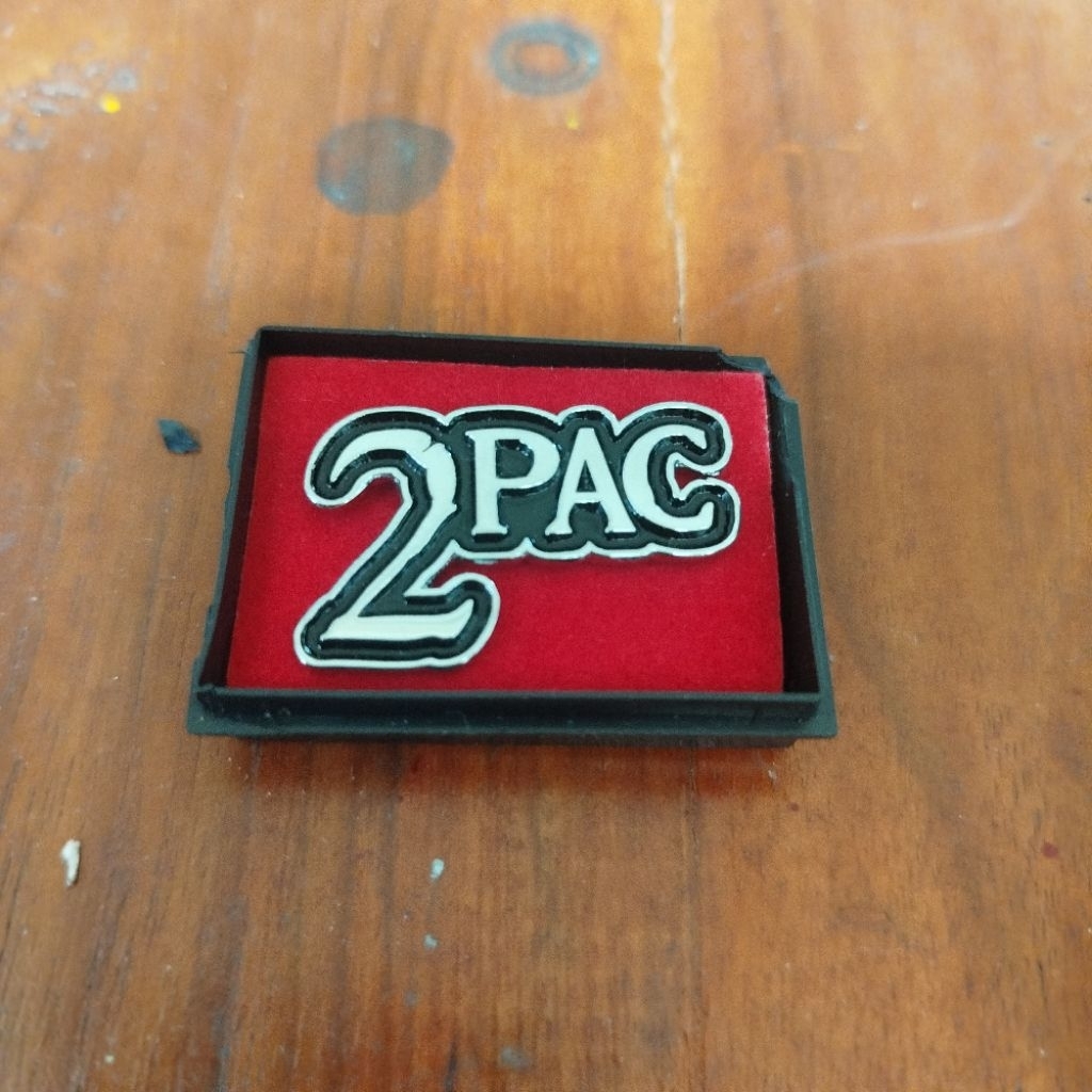 pin topi model 2pac custom logam