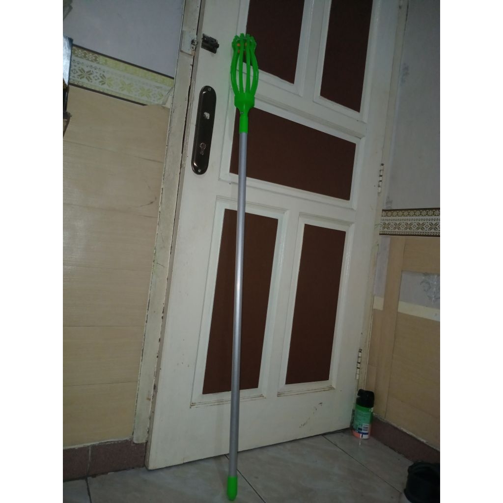 Tongkat pemasang lampu.