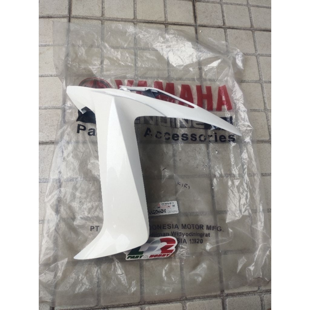 body cowling sayap depan sebelah kiri Yamaha Xeon karbu original Yamaha warna putih P4