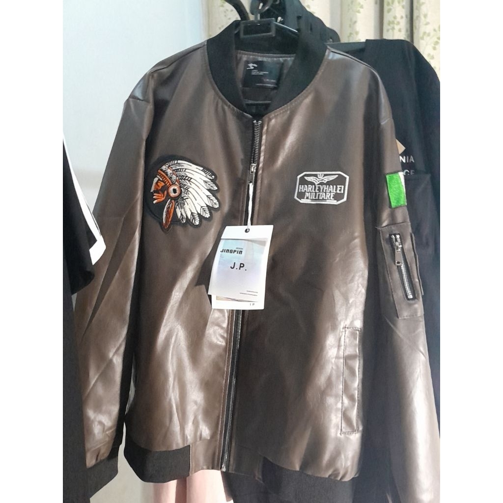 Jaket Bomber Kulit Sintetis dengan P4tch Indi4n dan Logo  Militer J.P